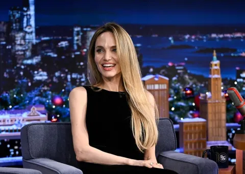 La particular manera en la que Angelina Jolie dio su primera nota en TV luego de 10 años Foto de Angelina Jolie en el programa de Jimmy Fallon.