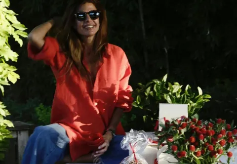¿Cuál es el pan dulce que elige Juliana Awada para su mesa navideña? Juliana Awada en su patio, frente a una mesa navideña.