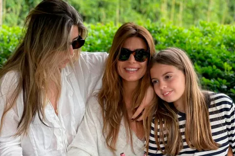 Los looks trendy de Juliana Awada y sus hijas para un finde en familia en la Patagonia Foto de Juliana Awada y sus hijas.
