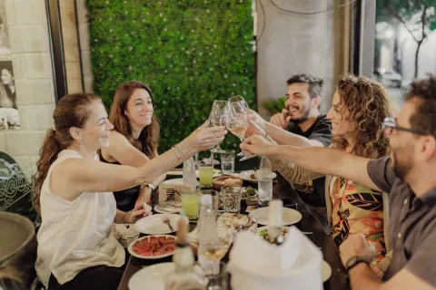 Navidad y Año Nuevo: 6 opciones de buenos restaurantes para comer en CABA Brindis fiestas de fin de año