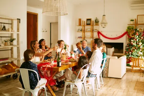El poder de decir no en Navidad: cómo priorizar el bienestar emocional Familia celebrando navidad
