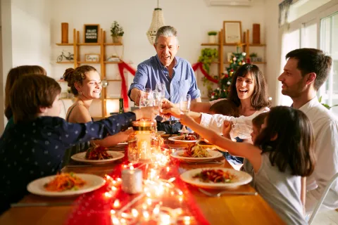 Cómo manejar los conflictos familiares durante las fiestas: 7 claves para no perder la calma Familia celebrando fin de año.