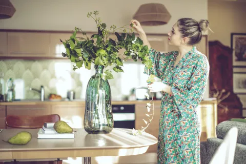 5 ideas para decorar tu casa con flores de verano Segun Yani Ricci, las flores complementan cualquier diseño de interiores, desde minimalista hasta bohemio.