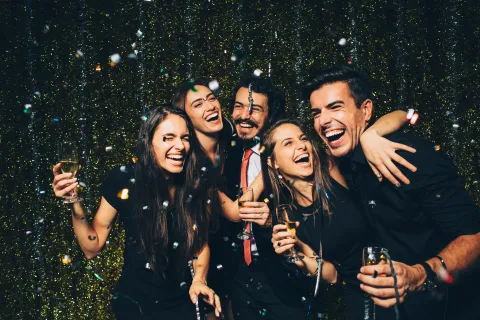 Rituales y dinámicas para hacer con amigos y recibir el 2025 con todo Foto de amigos celebrando.