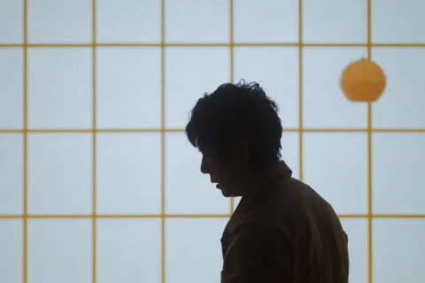 Estas son 5 series que nadie te recomendó... pero que no deberías perderte Sunny es una producción norteamericana-japonesa, disponible en Apple Tv+.
