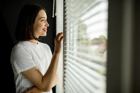 Test visual: descubrí si tenés tolerancia al estrés con este juego mujer mirando por la ventana