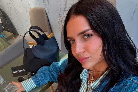 Total denim con brillos: la tendencia que impone Zaira Nara en José Ignacio Foto de Zaira Nara.