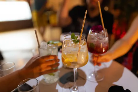 Tragos para estas fiestas: recetas simples y refrescantes brindis con cócteles