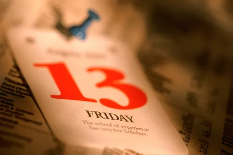 Viernes 13: ¿qué energía trae este número, según la numerología y el tarot? Una hoja de calendario con la fecha de Viernes 13.