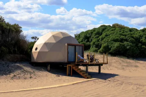 Esta es la playa secreta de la Costa Atlántica que se impone como destino de descanso este verano Colonia Marina, como se lo conoce a este parador de moda, aparece como una de las paradas obligatorias de este verano