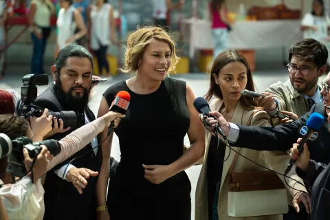 Emilia Pérez: la película que está entre el Oscar y la polémica Karla Sofía Gascón y Zoe Saldaña en una escena de Emilia Pérez.