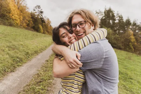 Día Internacional del Abrazo: abrazarnos tiene un impacto positivo en nuestra salud mental, según la ciencia dos personas se abrazan