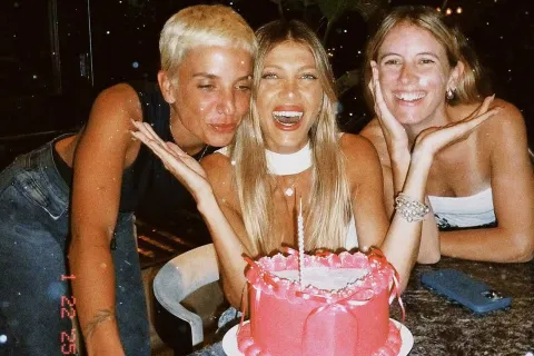 Cale Ruggeri festejó sus 33 años con la torta “glitter cake” que es viral en redes Cale Ruggeri celebró su cumpleaños número 33