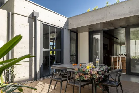 Tendencias deco: 6 maneras de armar un comedor al aire libre Ya sea en una terraza, un patio o un jardín, la idea es integrar con el exterior el espacio para comer.