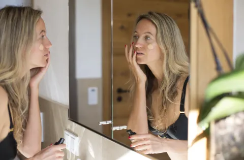 Los secretos de una experta para aplicar el corrector de ojeras y lograr un makeup perfecto Una mujer maquillándose