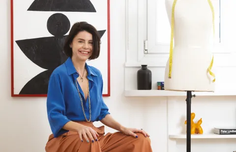 La artista Corine Fonrouge muestra su casa y nos da claves para decorar nuestros espacios En su estudio, sobre puf de @pastelstudio.arg, obra de arte de Mariana Ayraudo (@marianaayraudoarte).