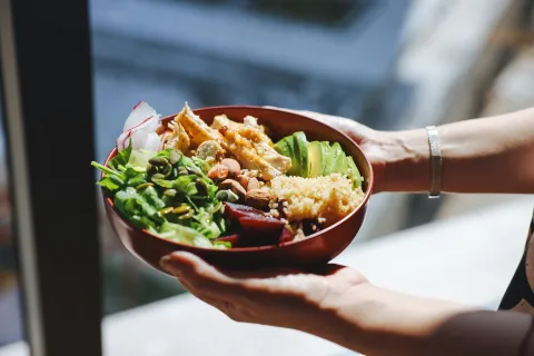 3 ensaladas completas para resolver almuerzos en días de calor ensalada