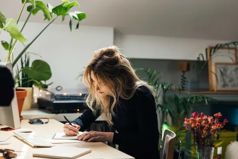 Luna de Fresa: 10 frases para escribir tus intenciones durante esta semana Escribir las intenciones para el 2025 puede ser un ritual para la alineación de planetas