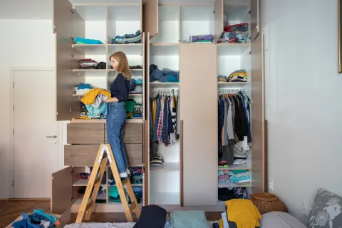 Qué significa tener el placard desordenado, según la psicología De acuerdo a un estudio que realizó la psicología con solo mirar un placard desordenado y ver cómo están acomodadas las prendas y los objetos podemos descifrar algunas cuestiones de la personalidad de una persona