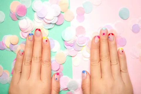 Uñas confeti: 5 diseños para inspirarte con esta tendencia La manicure confeti son la última tendencia en diseño de uñas