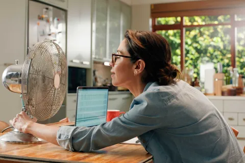 El truco casero para lograr que el ventilador refresque como un aire acondicionado El truco para que el ventilador enfríe está en la posición en la que se coloca