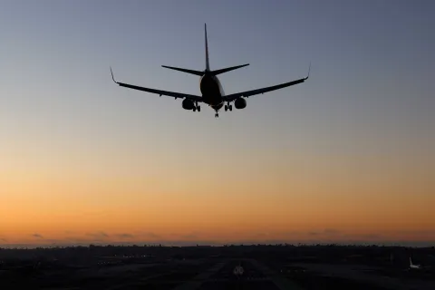 Estos son los mejores días y horas para comprar pasajes nacionales e internacionales baratos en 2025 El horario de compra de los boletos también es otro factor importante