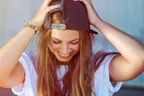 Este es el significado de usar gorra, según la psicología Sumar una gorra diariamente puede funcionar como una suerte de protección emocional dado que podría servir como una barrera y un objeto que genera seguridad o anonimato