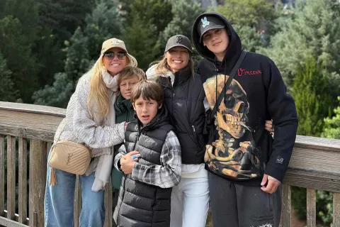 Las fotos del espectacular viaje de Pampita junto a sus hijos en Orlando Pampita Ardohain se fue de viaje a Orlando con sus hijos