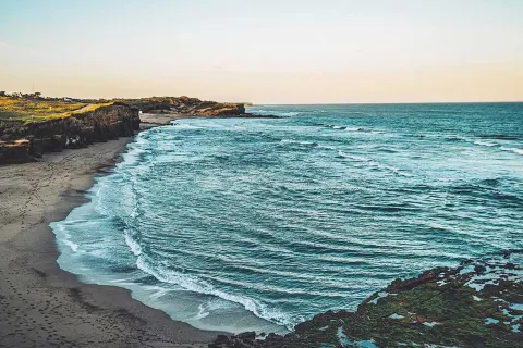 Ni Mar del Plata ni Villa Gesell: esta es la playa de moda de la Costa Atlántica Desde 1963, Playa Luna Roja en Chapadmalal ha sido un refugio natural donde la tranquilidad y la belleza se encuentran con el mar