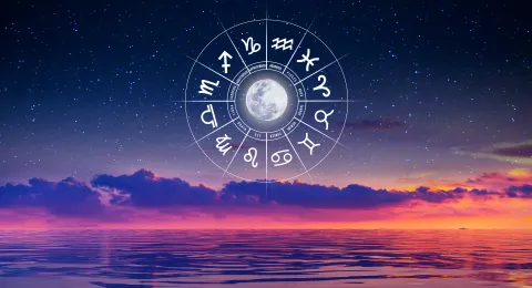Horóscopo de febrero 2025: las predicciones mensuales para todos los signos La rueda zodiacal, con los símbolos de los 12 signos astrales, sobre un claro de agua.