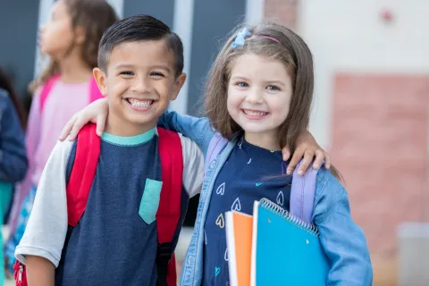 Cambiaron las fechas del inicio de clases: ¿a quiénes afecta? chicos en el colegio