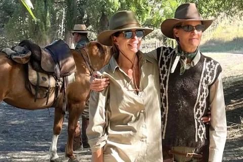 Juliana Awada apostó por un look gaucho style e impuso tendencia Juliana Awada compartió fotos de su excusión a caballo por la Patagonia y su look gaucho style se volvió viral en las redes