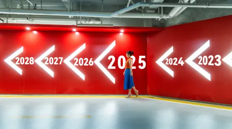 Las predicciones del New York Times para el 2025: las 12 claves que depara el nuevo año Imagen de mujer caminando en 2025.