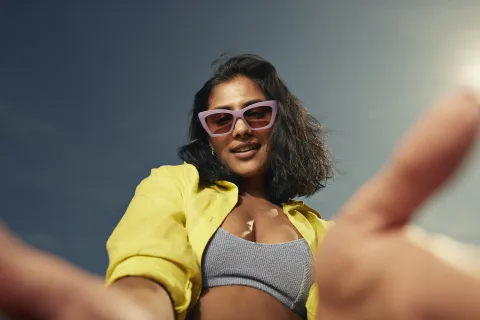Adiós a los clásicos lentes de sol: así son los anteojos tendencia que tienen un aire retro y son súper cancheros Una mujer con anteojos con una campera en color amarillo