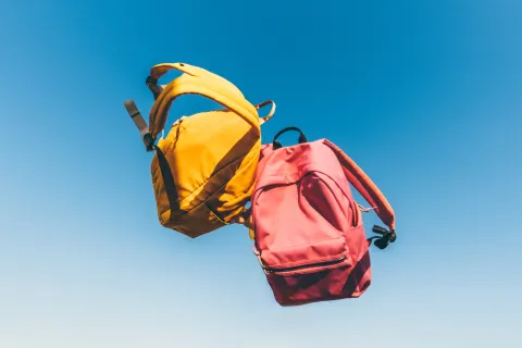 Adiós a las mochilas tradicionales: así se ve el nuevo modelo inteligente con pantalla led mochilas volando