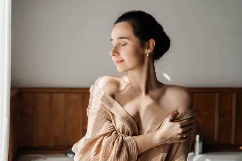 8 claves para conectar con tu cuerpo y potenciar tu sexualidad Mujer sensual