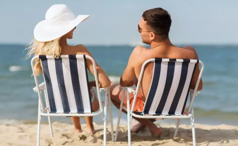 Ola de calor: cómo cuidarse la piel del sol y tener un bronceado saludable una pareja tomando sol