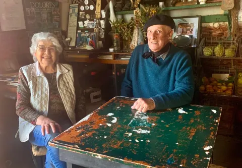 La imperdible parada rutera para almorzar si veraneás en la costa En 1977 Olinda Moreni (81) y Santos Quinteros (86), oriundos de Dolores, compraron el almacén de ramos generales fundado en 1888.