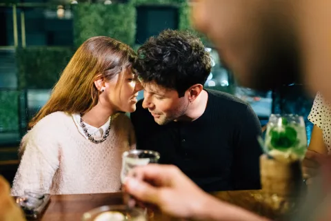 Conocer gente sin apps de citas: cómo conectar, según la psicología pareja en un bar