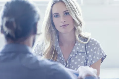 "Uy, me colgué": ¿qué efecto tiene esta frase en nuestros vínculos? Una pareja conversando
