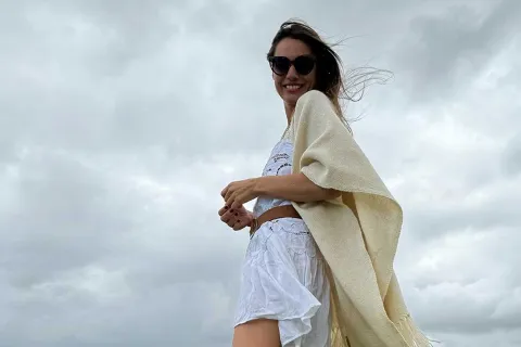 Pampita Ardohain apostó por un estilismo boho chic en color crudo