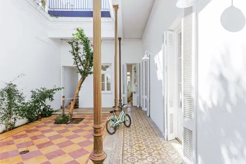 Pisos para el patio: 10 propuestas bien diferentes que son tendencia en deco Lo primero que hay que pensar para elegir el piso del patio es en el uso que tendrá ese espacio, considerando factores como revestimiento, césped, sol, sombra y conexión con una pileta.