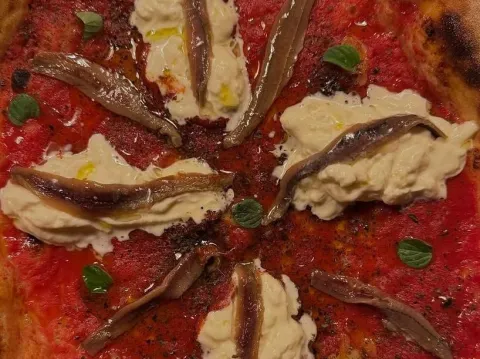Este es el restó napolitano de la costa campeón mundial de la “pizza in pala” pizza napolitana