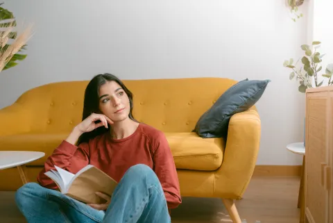 ¿Qué es el puttering?: el hábito que todos deberíamos adoptar, según una experta mujer pensando y leyendo
