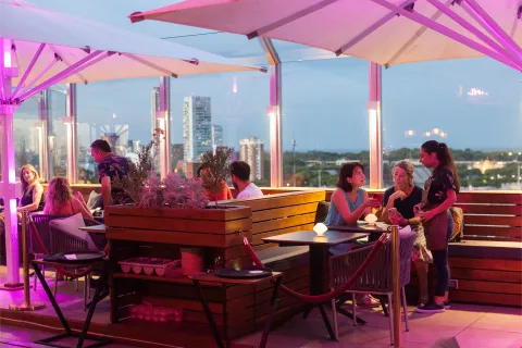 Las mejores terrazas de Buenos Aires: rooftops elegidos para comer y beber rico bajo las estrellas Nuestras terrazas elegidas para las noches de verano en Buenos Aires.