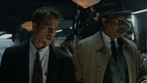 Seven vuelve al cine 30 años después: ¿dónde ver el thriller protagonizado por Brad Pitt? Brad Pitt y Morgan Freeman en una escena de "Seven"