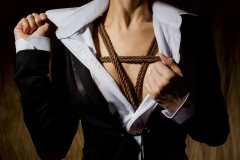 Francesca Gnecchi: Shibari, el arte japonés de las ataduras, en primera persona mujer practica shibari