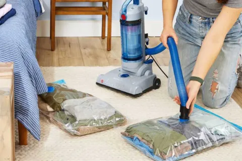 ¿Cómo se usan las bolsas para guardar la ropa al vacío? Las bolsas para guardar la ropa al vacío se convirtieron en la compra furor por los canales de venta online.