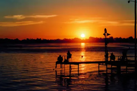 Está a 1 hora de Buenos Aires, tiene una laguna soñada y es ideal para escaparte del calor San Miguel del Monte, llamado habitualmente Monte, es la ciudad cabecera del partido homónimo y se ubica en el interior de la provincia de Buenos Aires