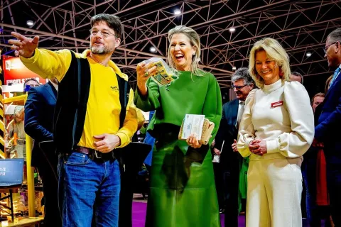 Máxima Zorreguieta apostó por dos looks con el color tendencia de 2025 Máxima Zorreguieta estuvo presente en dos actividades oficiales en Utrecht y lució dos equipos con el tono estrella de la temporada.